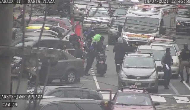 Momento en el que serenos y transeúntes auxilian a empresario. Foto: captura de video de la Municipalidad de Jesús María