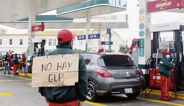 Grifo. Los automovilistas hicieron fila para abastecerse de GLP e incluso pagaron precios altos. Esto debería regularizarse. Foto: Félix Contreras/La República