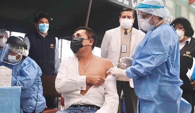 Vacunado. Elmer Cáceres recibió dosis de Pfizer. Gobernador fue cuestionado porque le tocaba vacunarse en Chivay y no en Arequipa. Foto: Oswald Charca