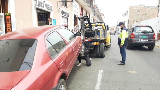 Las grúas remueven vehículos estacionados en área rígidas del centro histórico. Foto: MPT