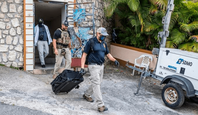 Durante la recogida de evidencias, el lugar permaneció custodiado por miembros de la Policía haitiana fuertemente armados. Foto: AFP