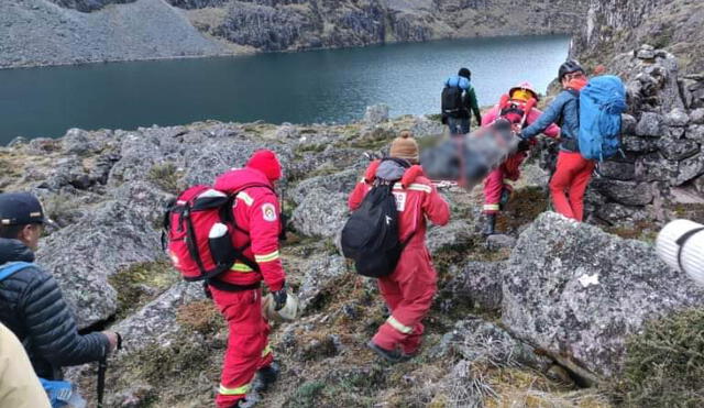 Bomberos y policías de rescate ascendieron al nevado Allinccapac para la búsqueda. Foto: Radio Allinccapac