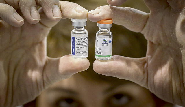 Primera línea. La vacuna de Sinopharm tendría más de 90% de eficacia. Según la OMS, no hay evidencia que demuestre la necesidad de una tercera dosis. Foto: AFP