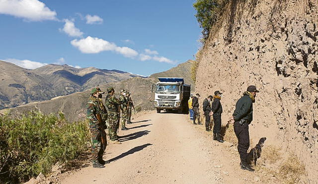 Detenidos. Los cuatro policías y el chofer del camión detenidos en una vía carrozable de la zona de Tambo-Quinua, Ayacucho. Foto: difusión