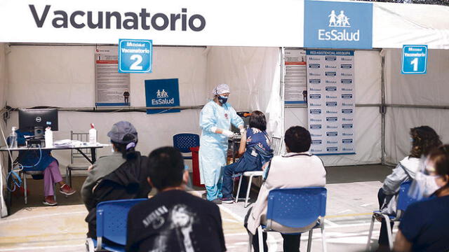 A diferencia de días anteriores, hubo afluencia en los vacunatorios. Foto: Oswald Charca/La República