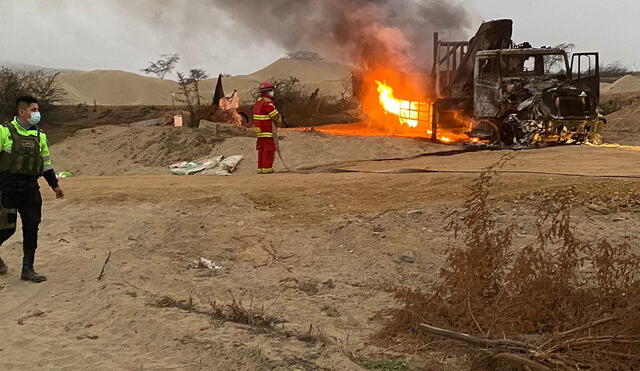 Volquete y tuberías fueron quemados en Chepén. Foto: cortesía