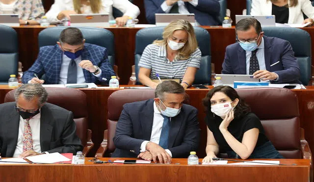 Isabel Díaz Ayuso (1d) encendió la polémica el jueves durante una sesión plenaria en la Asamblea de Madrid al mencionar a Perú a modo de condena. Foto: Europa Press