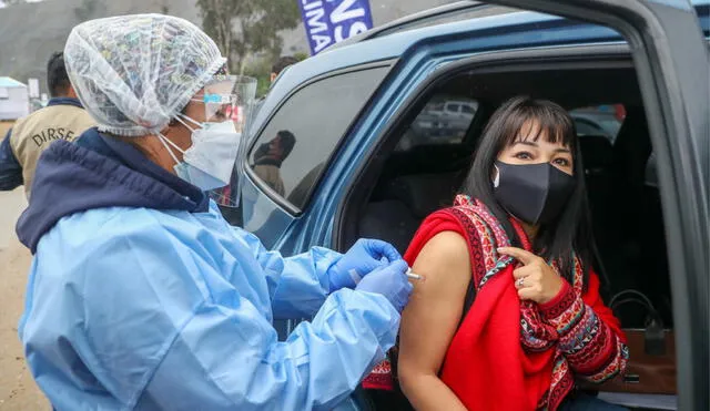 La titular del Poder Ejecutivo, Mirtha Vásquez, llegó hasta el vacunatorio en Chorrillos para recibir su primera dosis contra la COVID-19. Foto: Congreso de la República