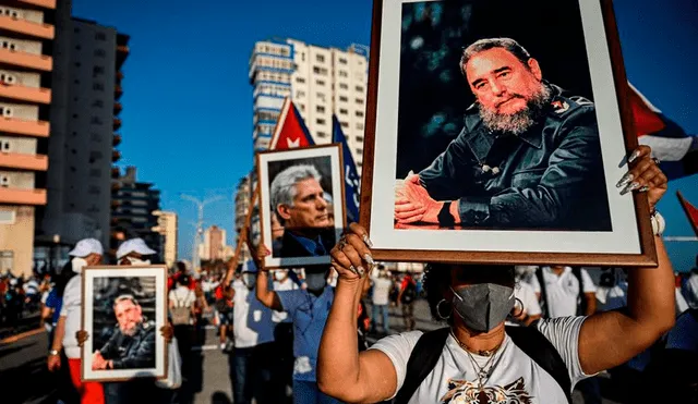 Con banderas cubanas y fotografías del fallecido Fidel Castro y de su hermano Raúl, los concentrados jalearon a los dirigentes y corearon consignas a favor de la Revolución. Foto: AFP