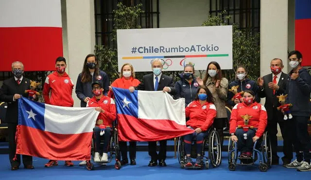 Presidente Piñera entregó bandera chilena que los acompañará en los JJ. OO.  y Paralímpicos. Es la primera vez que la delegación tendrá más mujeres que hombres. Foto: Ministerio del Deporte