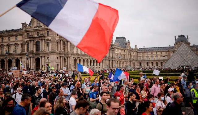 Pese al aumento de casos, miles de personas se manifestaron en las calles de París contra la vacunación COVID-19, este 17 de julio. Foto: EFE