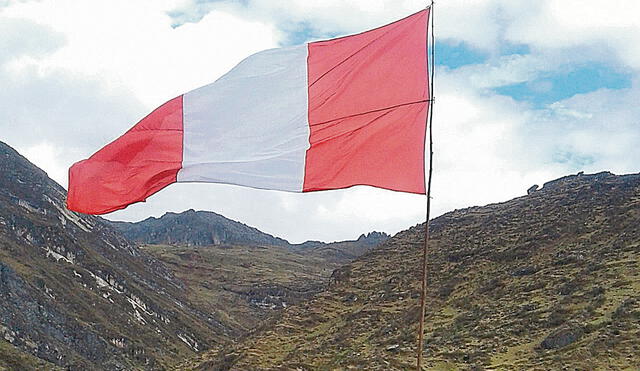 Símbolo. La bandera flamea en el Cañón de Cuchis, un punto de alto tránsito de viajeros. Foto: difusión
