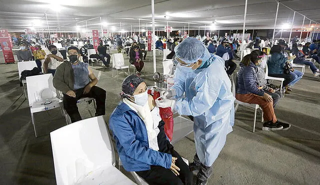 Turno. Por la noche se continuó atendiendo en los vacunatorios con más brigadas y equipos. Foto: Antonio Melgarejo/La República