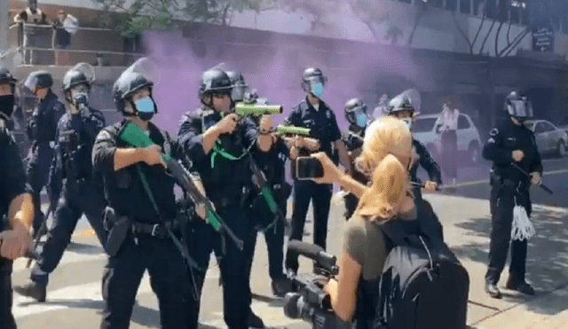 Las imágenes muestran que los oficiales usaban bastones y escopetas antidisturbios. Foto: @CSpidereye/Twitter