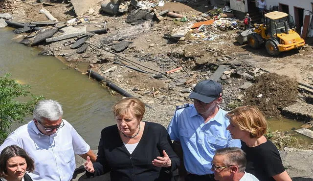 Angela Merkel y el primer ministro del Estado de Renania-Palatinado, Malu Dreyer, hablan sobre un puente durante su visita a las zonas asoladas por las inundaciones en Schuld. Foto: EFE