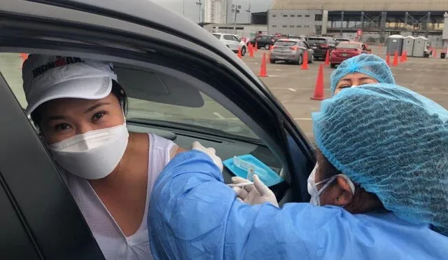 La lideresa de Fuerza Popular asistió al vacunacar del Jockey Plaza. Foto: Twitter / Keiko Fujimori