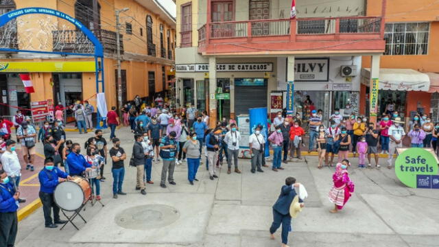 Las autoridades de Catacaos recibieron el sello de turismo en la plaza central del distrito. Foto: Municipalidad distrital de Catacaos
