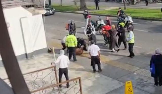 Serenos y policías ayudaron a reducir a Anthony San Martín Taype. Foto: captura de video