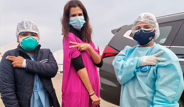 La actriz Vanessa Saba posó junto al personal médico del vacunatorio instalado en la Costa Verde. Foto: Vanessa Saba/Twitter