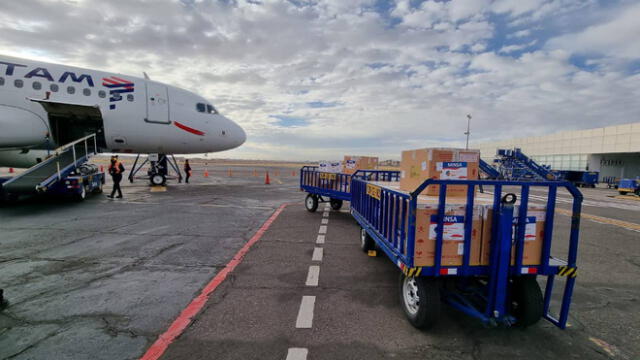 Vacunas llegaron al aeropuerto de Juliaca. Foto: Diresa Puno