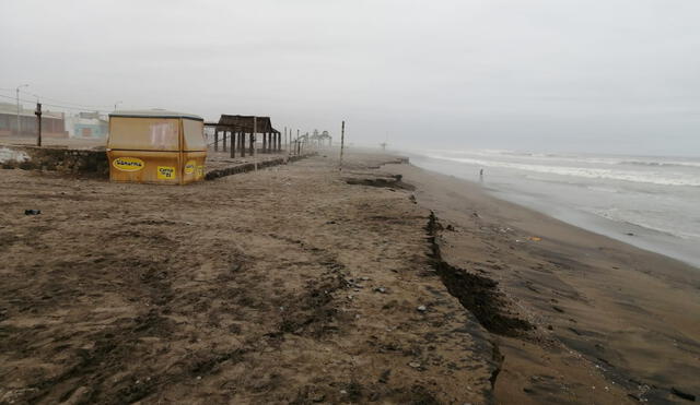 La erosión no se detiene y ahora deja su impacto negativo en Huanchaquito. Foto: Carlos Bocanegra García