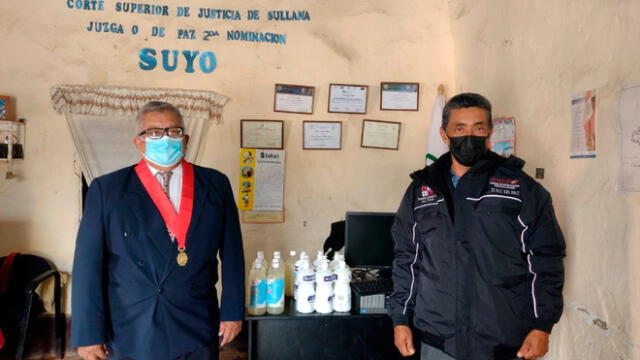 Presidente de la Corte de Sullana, Jaime Antonio Lora Peralta, entregó equipos de cómputo a juzgados de paz. Foto: Corte de Justicia de Sullana.