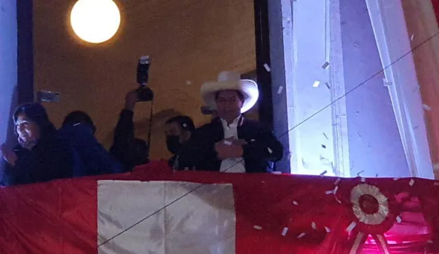 Pedro Castillo se dirigió a sus simpatizantes que lo acompañaron en su local partidario. Foto: La República