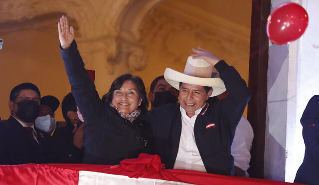 Pedro Castillo (d), acompañado de su formula a la Vicepresidencia Dina Boluarte, saluda simpatizantes desde un balcón luego de ser proclamado hoy presidente electo de Perú. Foto: Paolo Aguilar
