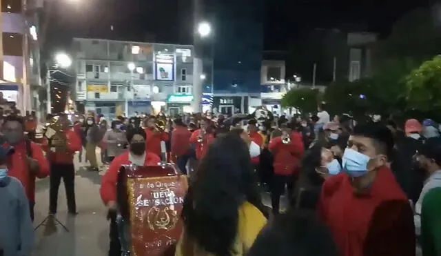 Chotanos bailaron al ritmo de las bandas en la plaza principal de la ciudad. Foto: captura video