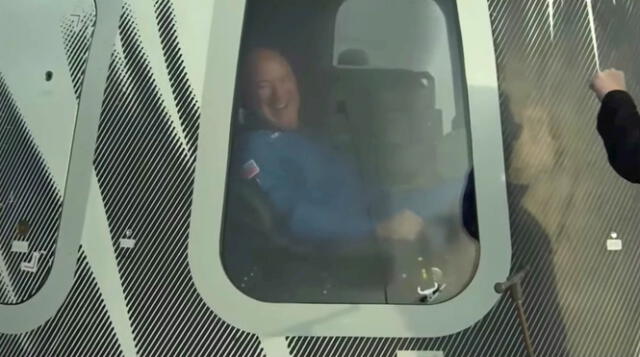 Jeff Bezos sonriendo dentro de la cápsula tras llegar a tierra firme. Foto: EFE