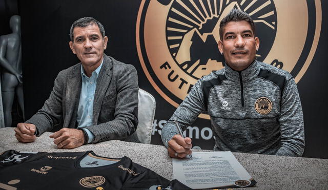 Gustavo Zevallos, gerente deportivo de Cusco FC, junto al futbolista Nicolás Royón Foto: Cusco FC