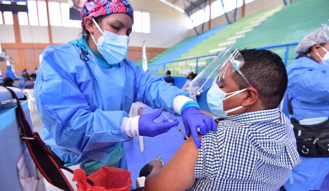 Personas deben acudir a vacunatorios con doble mascarilla y protector facial. Foto: Gobierno Regional de Junín
