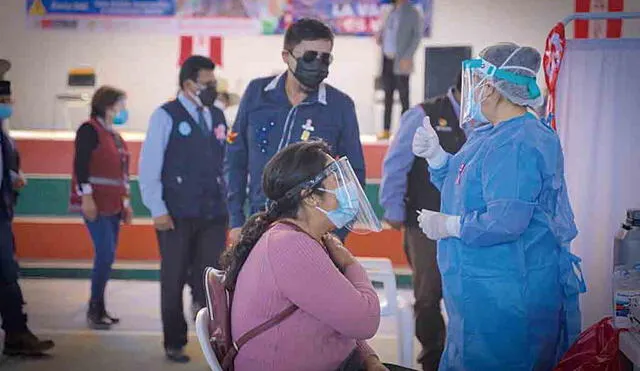Cuestionado. Defensoría del Pueblo advierte que gestión de Cáceres politiza proceso de vacunación en Arequipa.