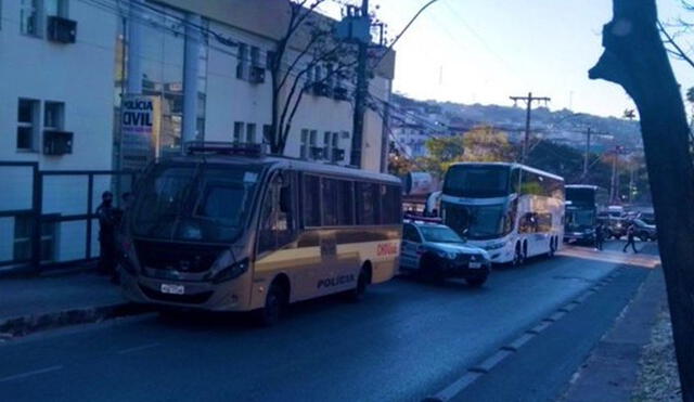 Integrantes del Boca Juniors pasaron la noche en el bus que trasladaba al club. Foto: @La12tuittera