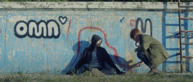 Namjoon y Taehyung de BTS en el video del prólogo "HYYH". Foto: captura de YouTube