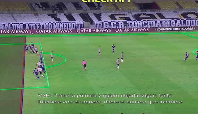 Según los audios del VAR, un jugador de Boca Juniors estaba adelantado e interfirió con la visión del portero de Atlético Mineiro. Foto: Conmebol