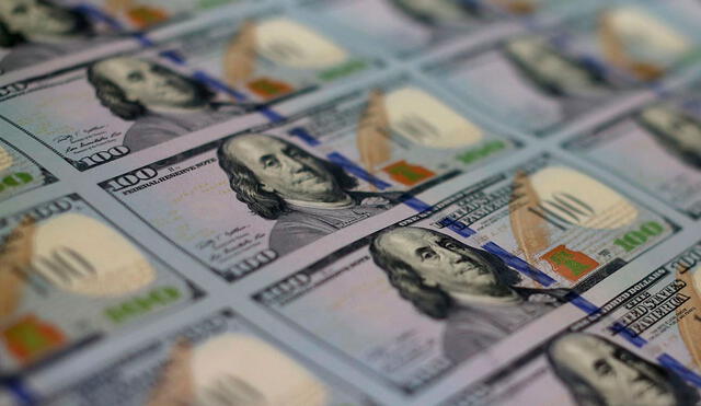 El precio del dólar oficial es revisado tanto por compradores como por comerciantes. Foto: AFP