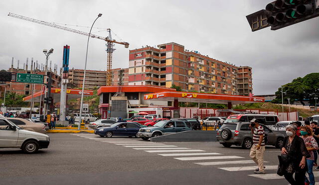 En Venezuela prosiguen en una severa crisis económica, que golpea a todos los sectores. Miles de personas indagan sobre el Bono Padre Bolívar 2021 para saber cuánto otorga. Foto: EFE