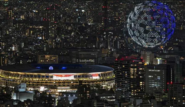 Los drones formaron la figura del globo terráqueo sobre el Estadio Nacional de Tokio. Fuente: AFP