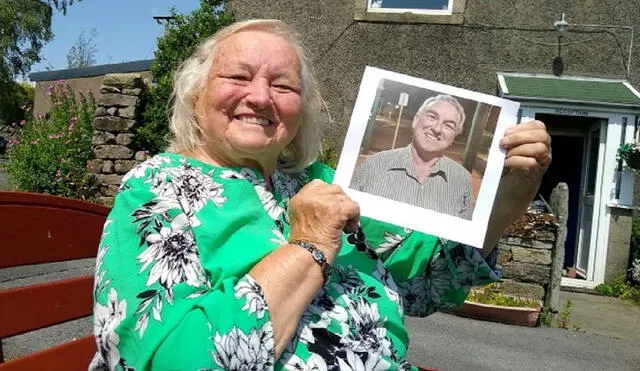 Issy Carr junto a una foto de su hijo Keith luego de 66 años de intensa búsqueda. FOTO: SWNS