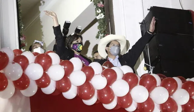 Pedro Castillo y Dina Boluarte saludaron a los simpatizantes de Perú Libre desde la Plaza San Martín. Foto: Antonio Melgarejo/La República.