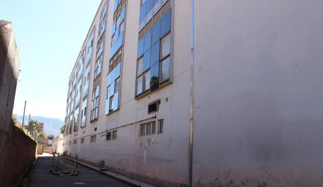 El Hospital Antonio Lorena prometía ser una obra emblemática, pero, en lugar de ello, en su interior hay escombros. Foto: La República