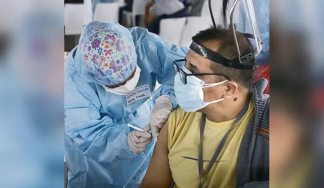 "La vacuna es vida". Mayores de 40 años pueden acudir desde hoy a los 22 vacunatorios. Foto: Jhon Reyes / La República