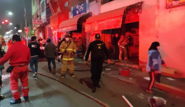 Incendio ocurrió en un local de impresión de gigantografías. Foto: difusión