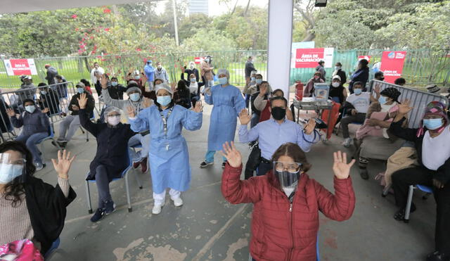 Cientos de personas acudieron desde las 7.00 a. m. para recibir su primera dosis contra el coronavirus. Foto: Carlos Félix / La República