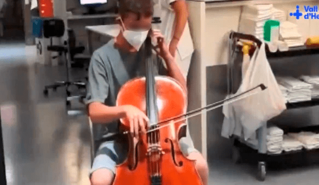 El joven con su violonchelo quiso animar a su padre quien luchaba por vencer al coronavirus. Foto: captura de YouTube/@vallhebron