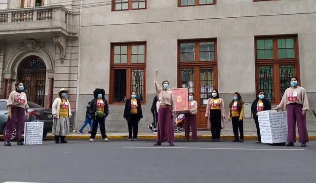 Activistas y sobrevivientes exigen justicia para las víctimas del caso Manta. Foto: Demus