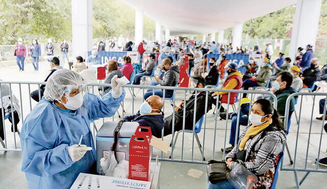 Dosis. La tercera Vacunatón se desarrolla con rapidez en Lima y Callao. Hasta las 7 p.m. se logró inocular a 102.479 personas. Foto: Félix Contreras/La República