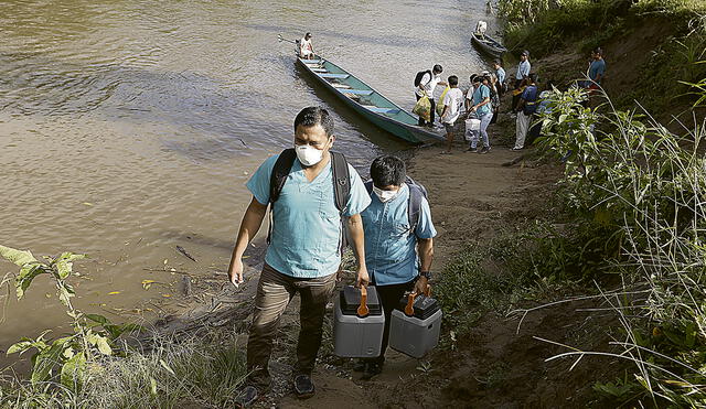 Vacunas. Brigadas viajan por ríos para llegar a la población. Foto: Minsa