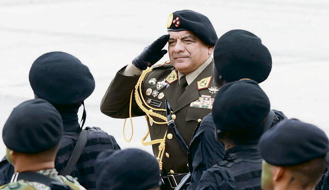 Argumento. El general César Astudillo adelantó su pase al retiro que le tocaba en octubre. Foto: Andina